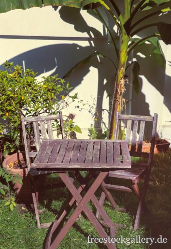 Gartenmöbel im Garten - Holztisch, Holzstuhl