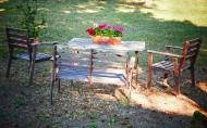 Alte Gartenmöbel aus Holz - kostenloses Bild | freestockgallery