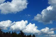 GroÃŸe weiÃŸe Wolken am blauen Himmel - kostenloses Bild Download