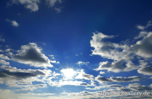 blauer Himmel mit Wolken und Sonne
