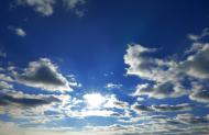 Blauer Himmel mit Wolken und Sonnenstrahlen - gratis Foto