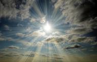 Sonnenstrahlen am Himmel als Erleuchtung - gratis Foto
