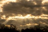 Sonnenstrahlen brechen durch die Wolken - kostenloses Bild