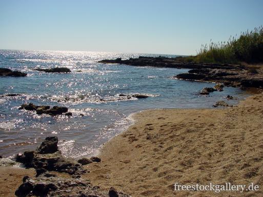 SchÃ¶ner Strand mit kleinen Felsen zum gratis Herunterladen
