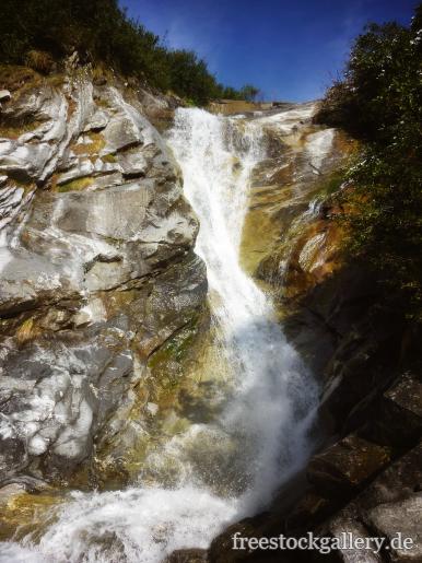 Wasserfall und Felsen in den Bergen