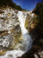 Wasserfall und Felsen
