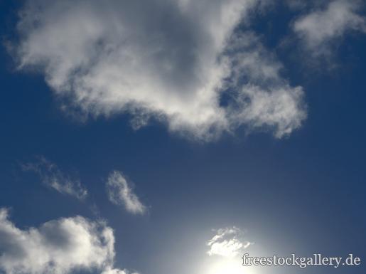Wolken, Sonnenlicht und einem blauen Himmel - Wolkenbild