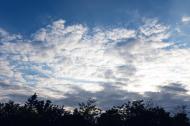 Wolkenspiel am blauen Himmel - gratis Foto Download