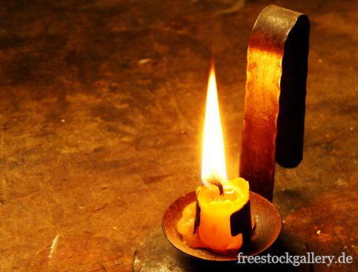 Brennende Kerze in einem alten KerzenstÃ¤nder
