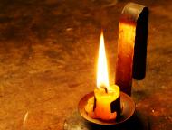 Brennende Kerze im KerzenstÃ¤nder - gratis Foto freestockgallery