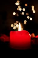 Rote Kerze und kleine Lichter - kostenlose lizenzfreie Bilder
