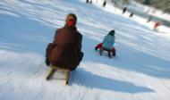 Schlittenfahren im Schnee - kostenloses Bild Download