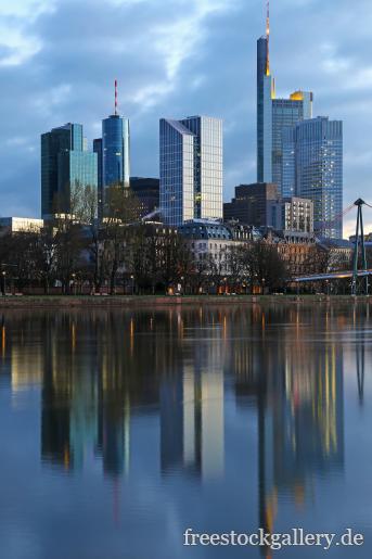 Frankfurt Skyline - Spiegelung im Main - Banken in Frankfurt