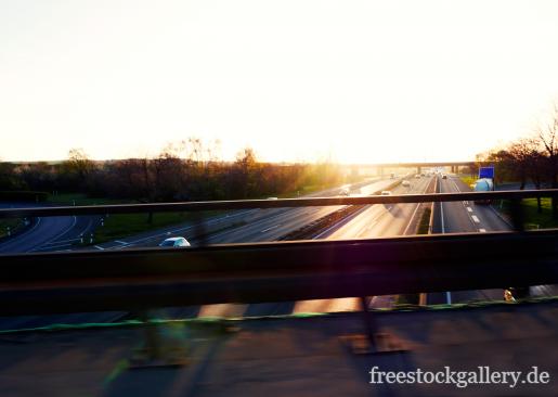 Verkehr auf der Autobahn beim Sonnenaufgang