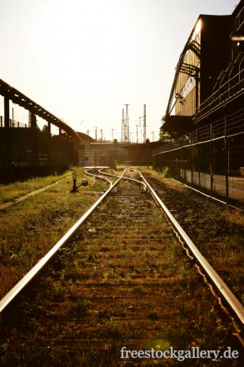 Bahngleise in einer Industrieanlage