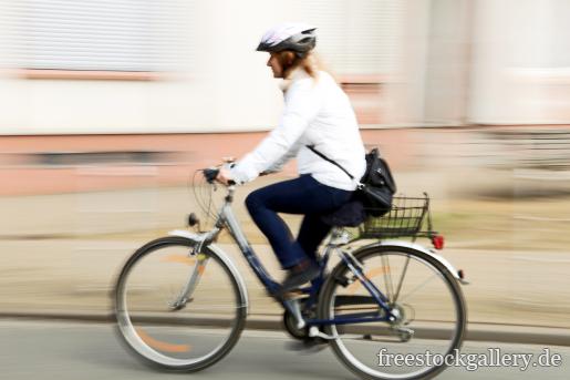 Frau auf einem Fahrrad mit Fahrradhelm