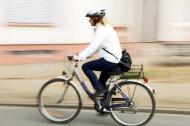 Frau fÃ¤hrt auf einem Fahrrad - gratis Bild