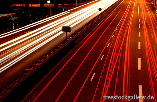 Lichtzieher - Nachtaufnahme von Autos
