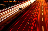 Lichtzieher - Nachtaufnahme von Autos als gratis Foto