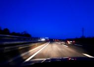 Nachts auf der Autobahn - kostenloses Bild downloaden