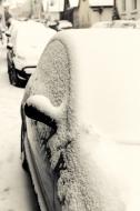 schneebedeckte Autos