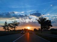 Sonnenaufgang auf der LandstraÃŸe - gratis Foto | freestockgallery